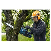 Bosch GKE 18V-40 řetězová pila, rychlost řetězu 12.40 m/s, BITURBO, kryt řetězu, 40cm lišta