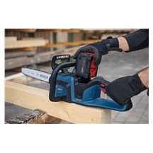 Bosch GKE 18V-40 řetězová pila, rychlost řetězu 12.40 m/s, BITURBO, kryt řetězu, 40cm lišta